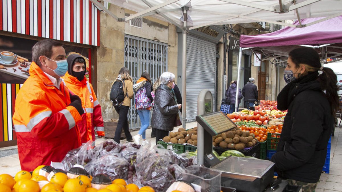 Los voluntarios de Cruz Roja, ayer en el mercado de Tàrrega. 