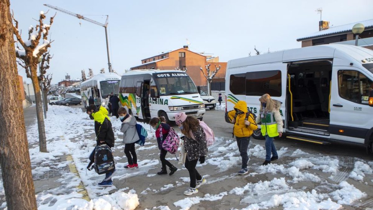 Alumnes al baixar ahir de l’autocar del transport escolar a Guissona.