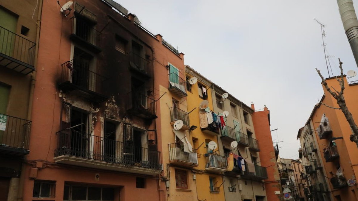 Estat en el qual va quedar l’immoble després de l’incendi, que es va produir de matinada.