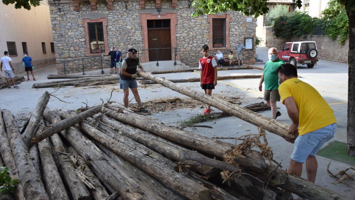 La plaza del ayuntamiento de Coll de Nargó se ha llenado de troncos para construir las embarcaciones.