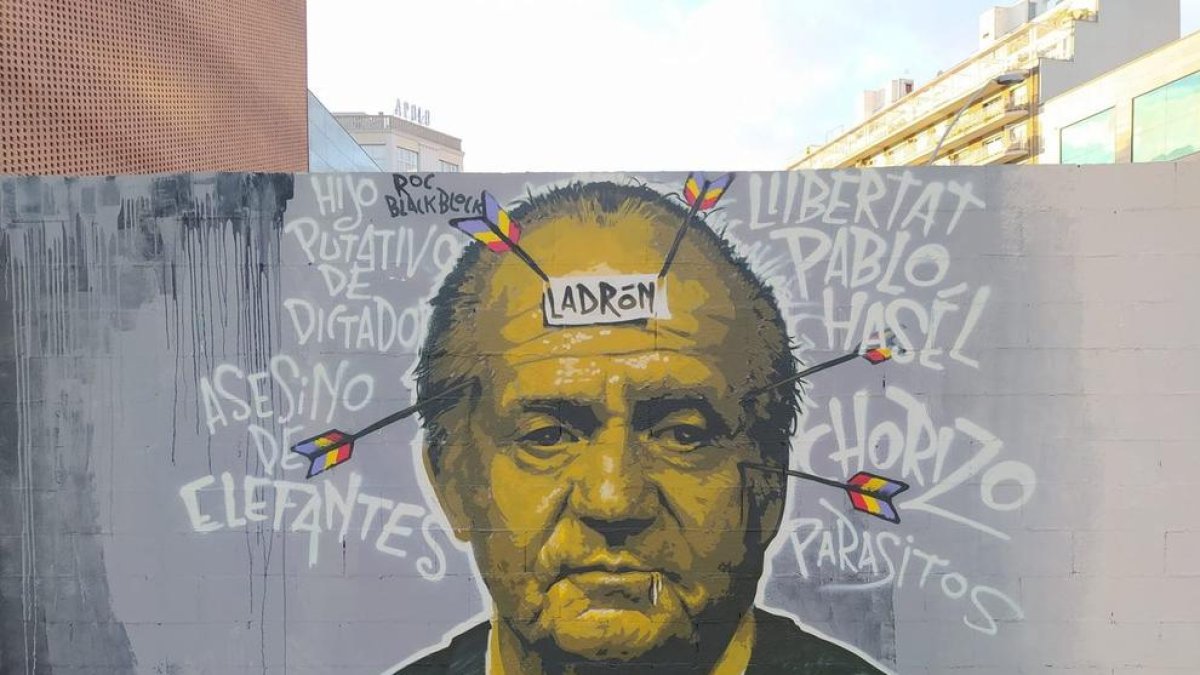 Los servicios municipales de Barcelona borran un grafiti en apoyo a Pablo Hásel en Sants-Montjuïc