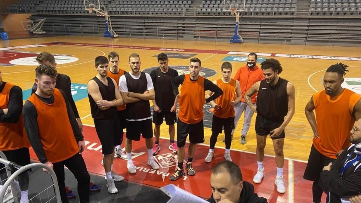 El tècnic Gustavo Aranzana dona instruccions als jugadors durant l’entrenament.