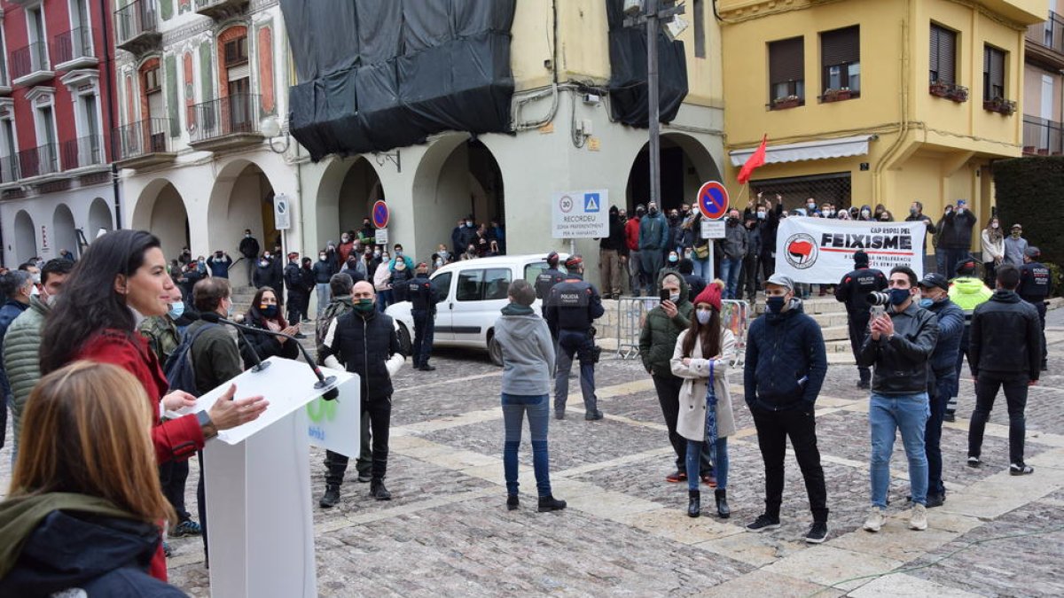 Concentración de protesta en un acto de Vox en la Seu