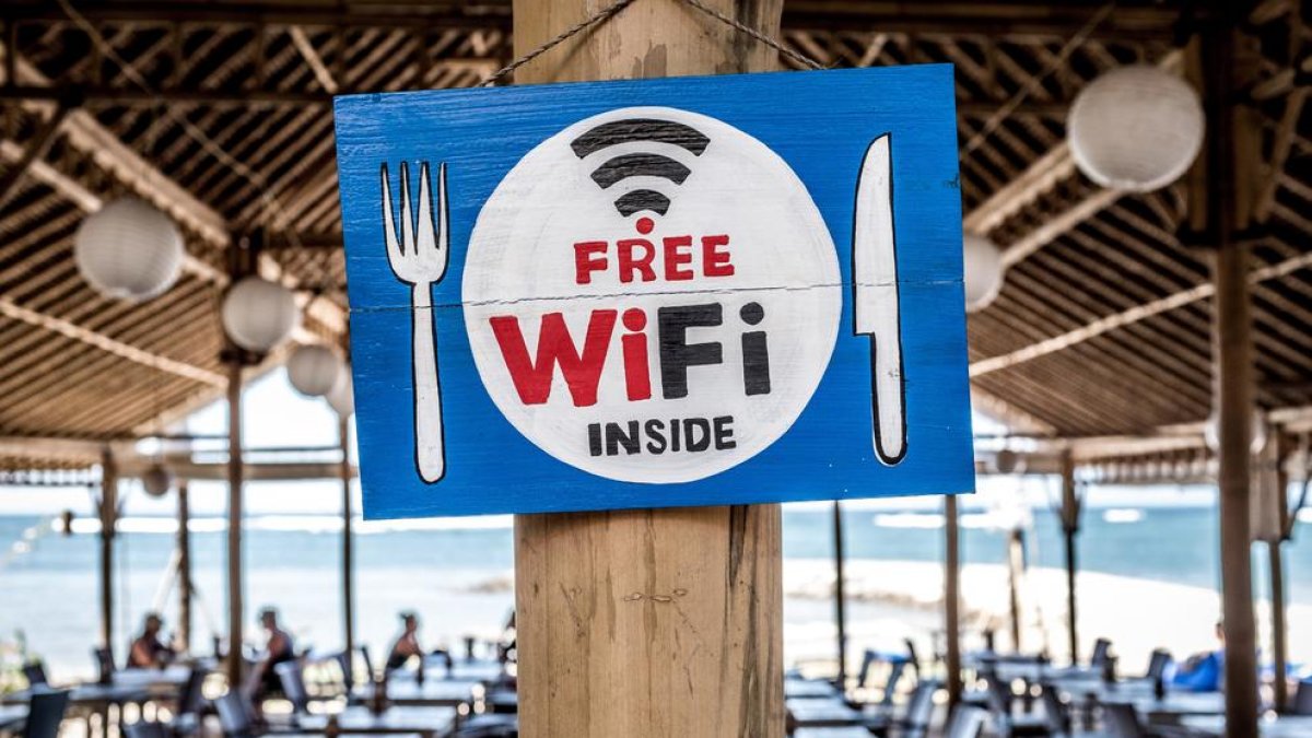 Cómo protegerse al conectarse a una wifi abierta en hoteles, terrazas y restaurantes
