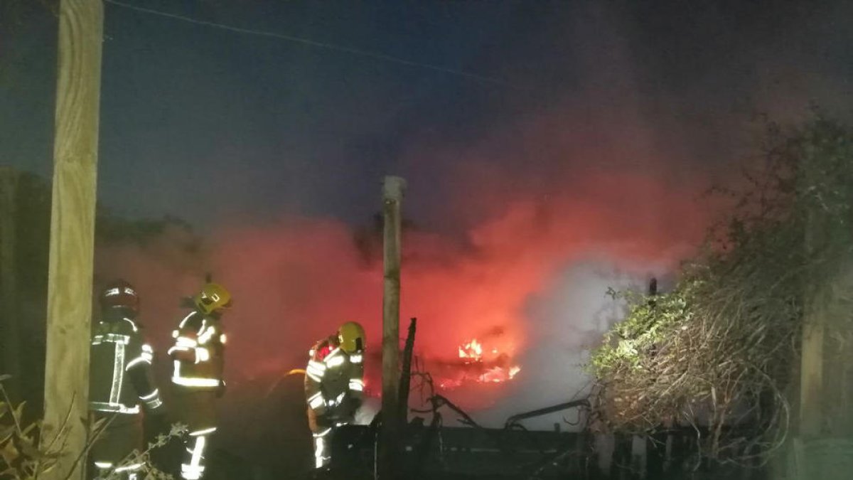 Bomberos en el fuego. 