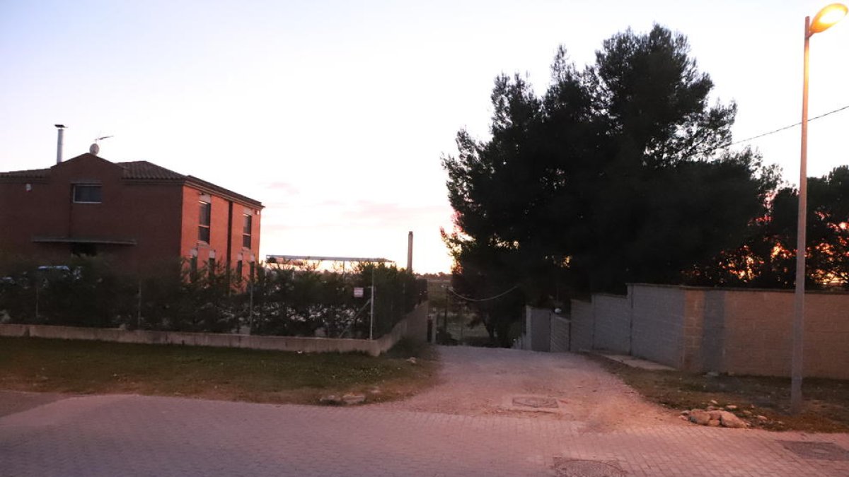 El camino de tierra de acceso a las dos viviendas sale de la calle Antic Camí del Murri, en Ciutat Jardí. 
