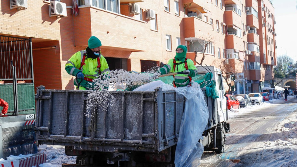 Empleados de la limpieza echan sal en las vías en Valdemoro.