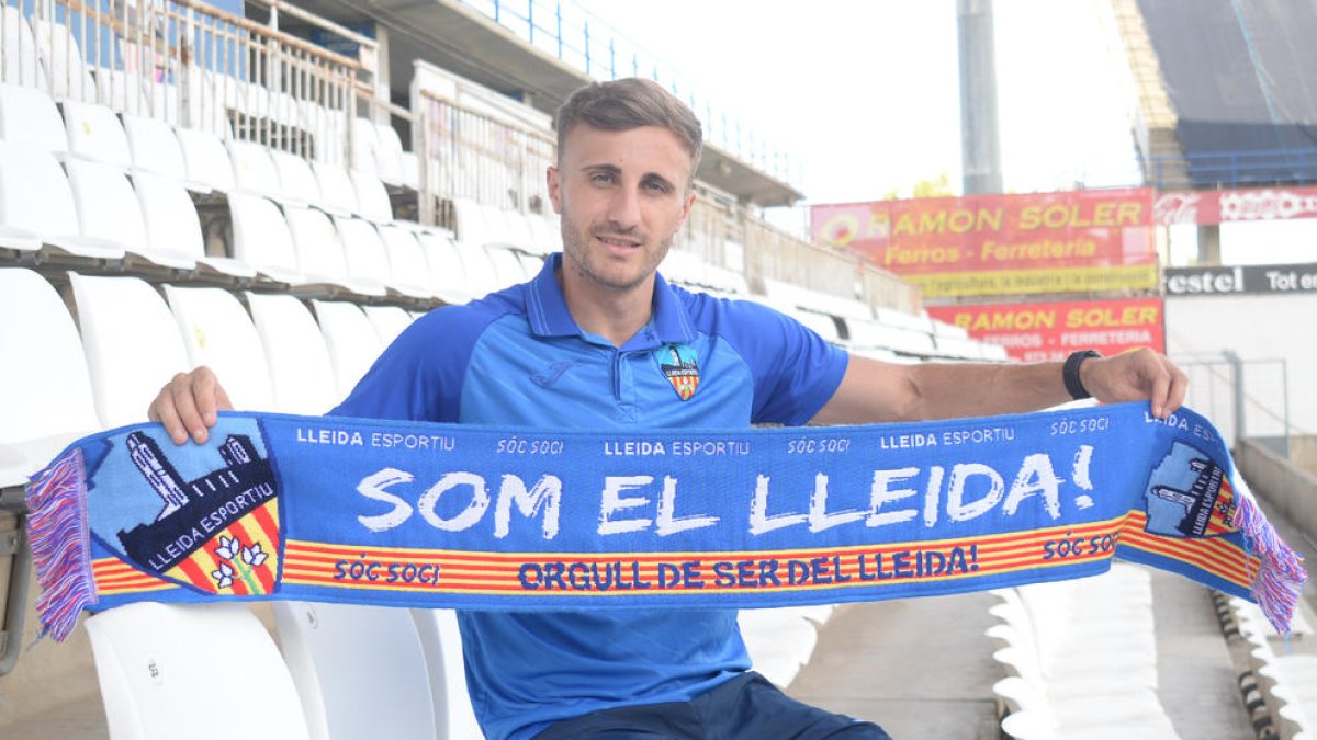 Colau (esquerra) i Arnau Gaixas (dreta) mostrant una bufanda del Lleida durant la presentació, ahir, com a futbolistes blaus.