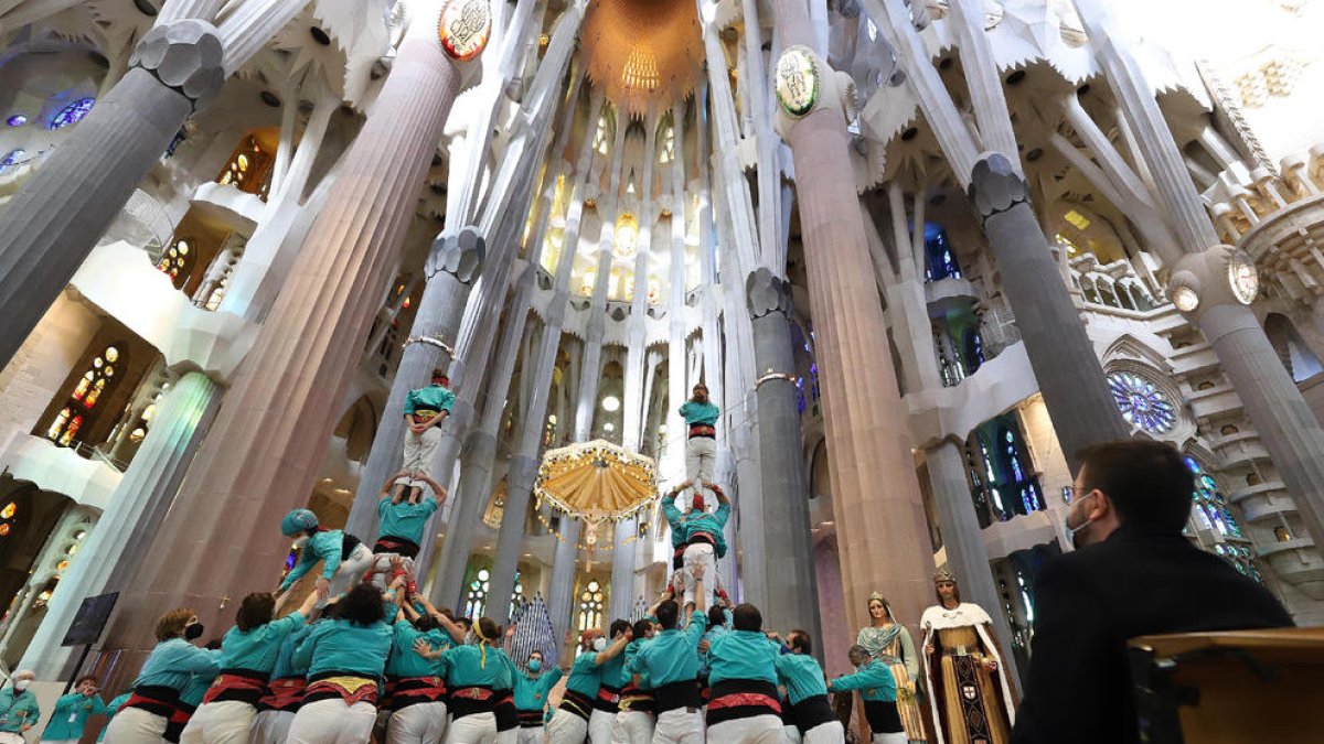 Vista de la estrella de la torre de la Mare Déu de la Sagrada Família al cierre de la jornada de inauguración. 