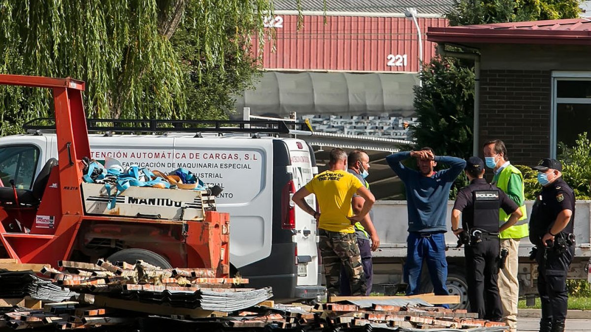 Agents policials al costat d’assistents de serveis d’emergència al lloc de l’accident.