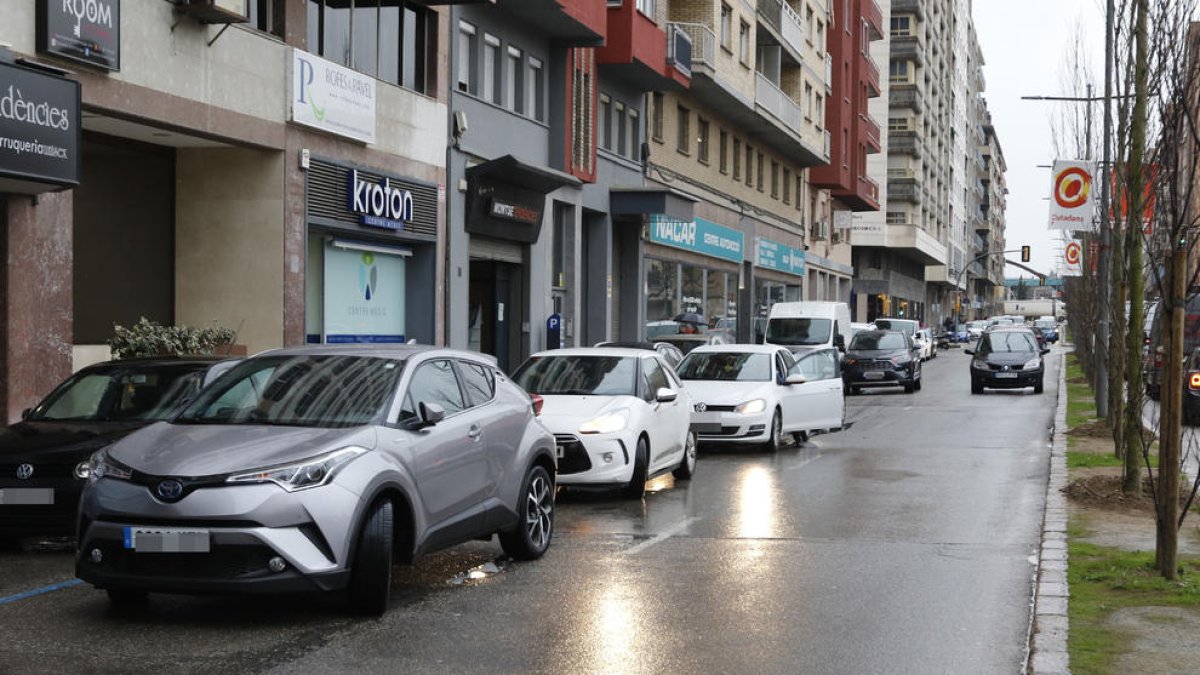 Cotxes estacionats a doble fila ahir a l’avinguda de Madrid.