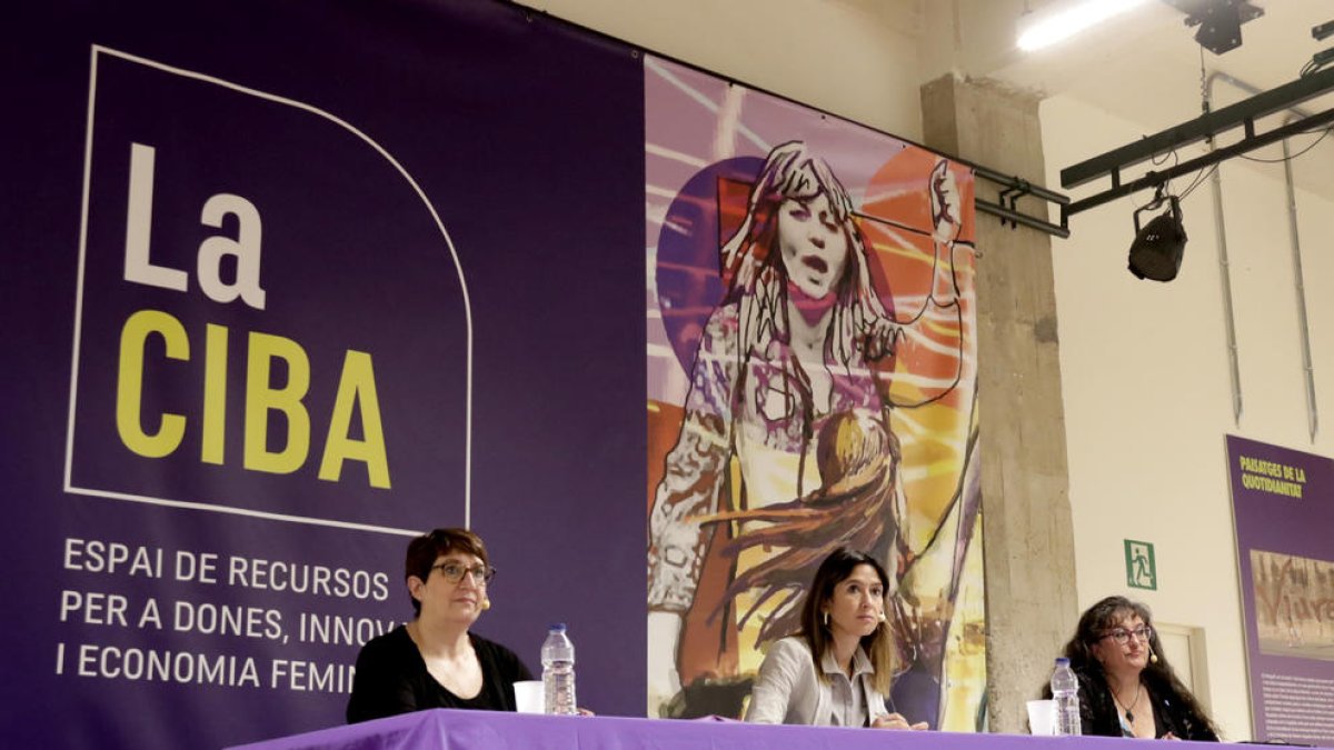 La brecha digital entre hombres y mujeres se traslada a los usos de internet, según un estudio de la CIBA