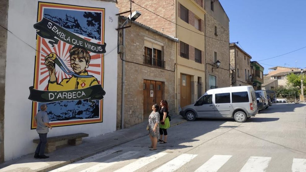 Imatge del mural amb el refrany “Sembla que vinguis d’Arbeca”, obra de l’artista Ivan Egea.