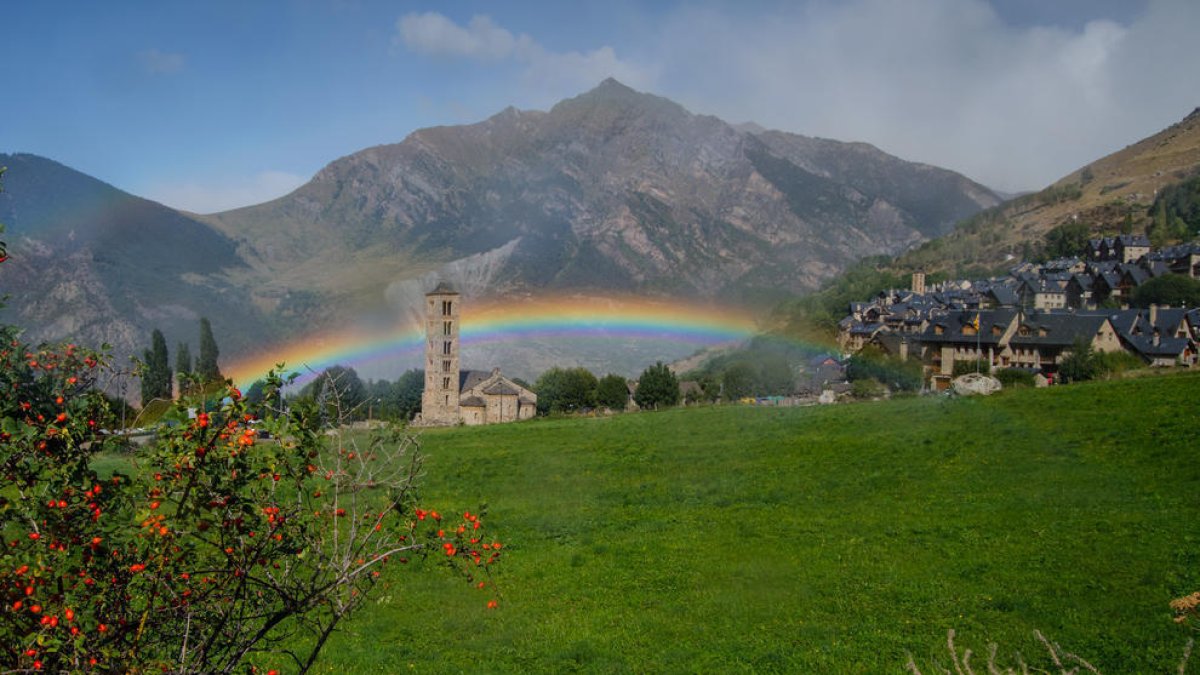 Sant Climent de Taüll emmarcat per l'Arc de Sant Martí després de la puja.