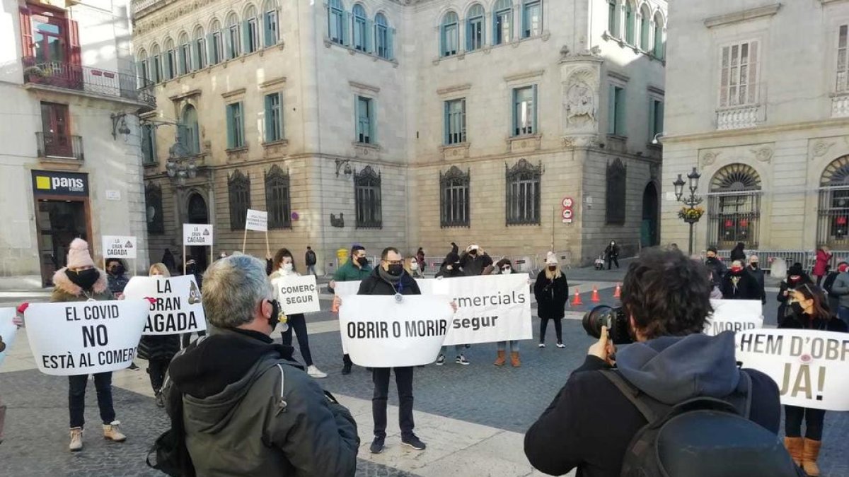 Un moment de la concentració d'aquest dimecres a la plaça Sant Jaume.