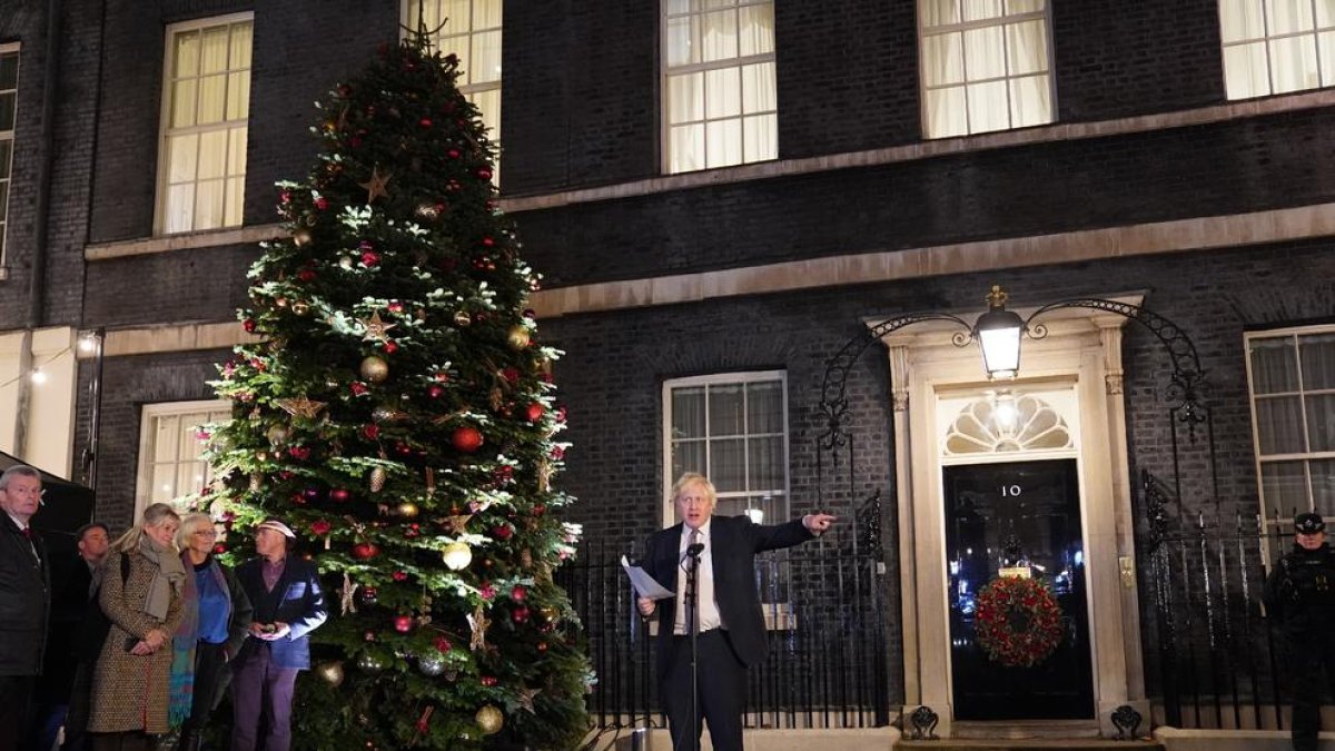Boris Johnson frente a su residencia oficial en Downing Street.