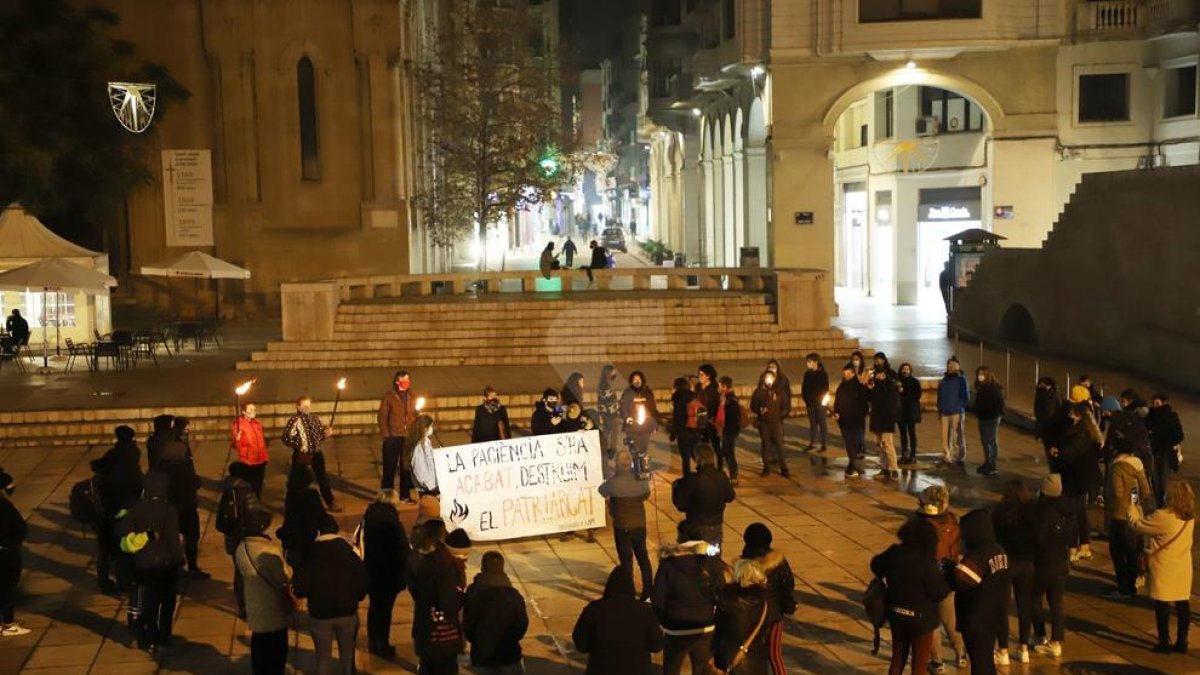 La protesta contra la violencia machista este martes en Lleida.