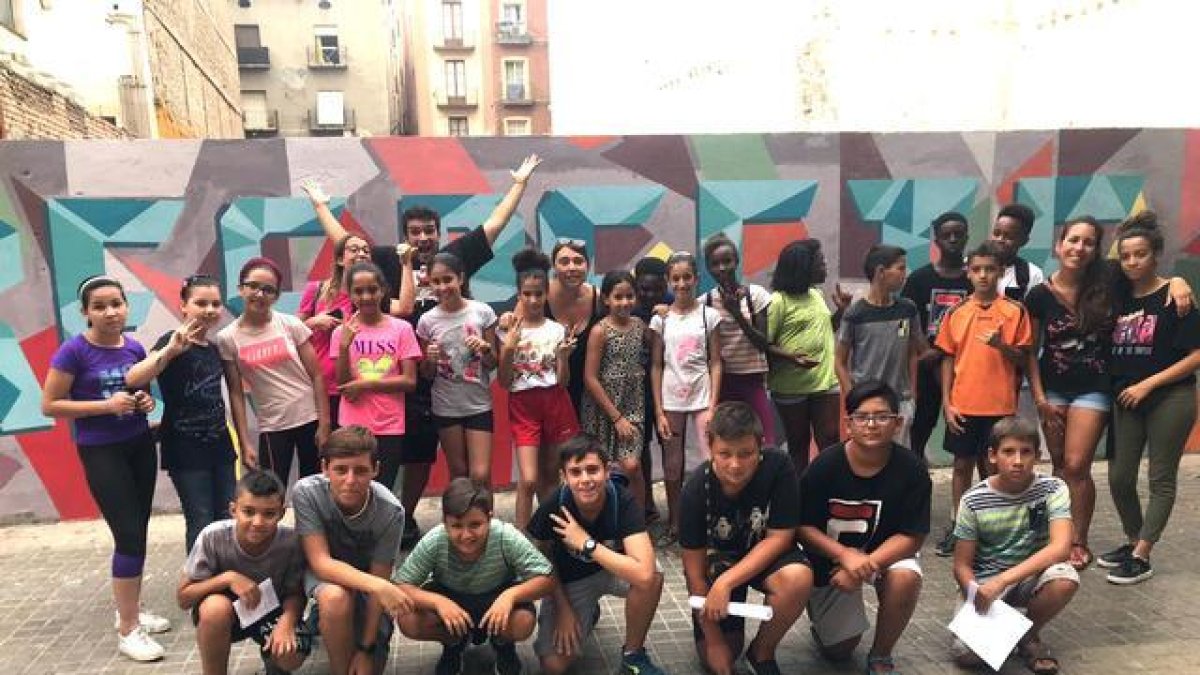 Niños y jóvenes leridanos pintan un mural sobre el respeto a la avenida de Blondel