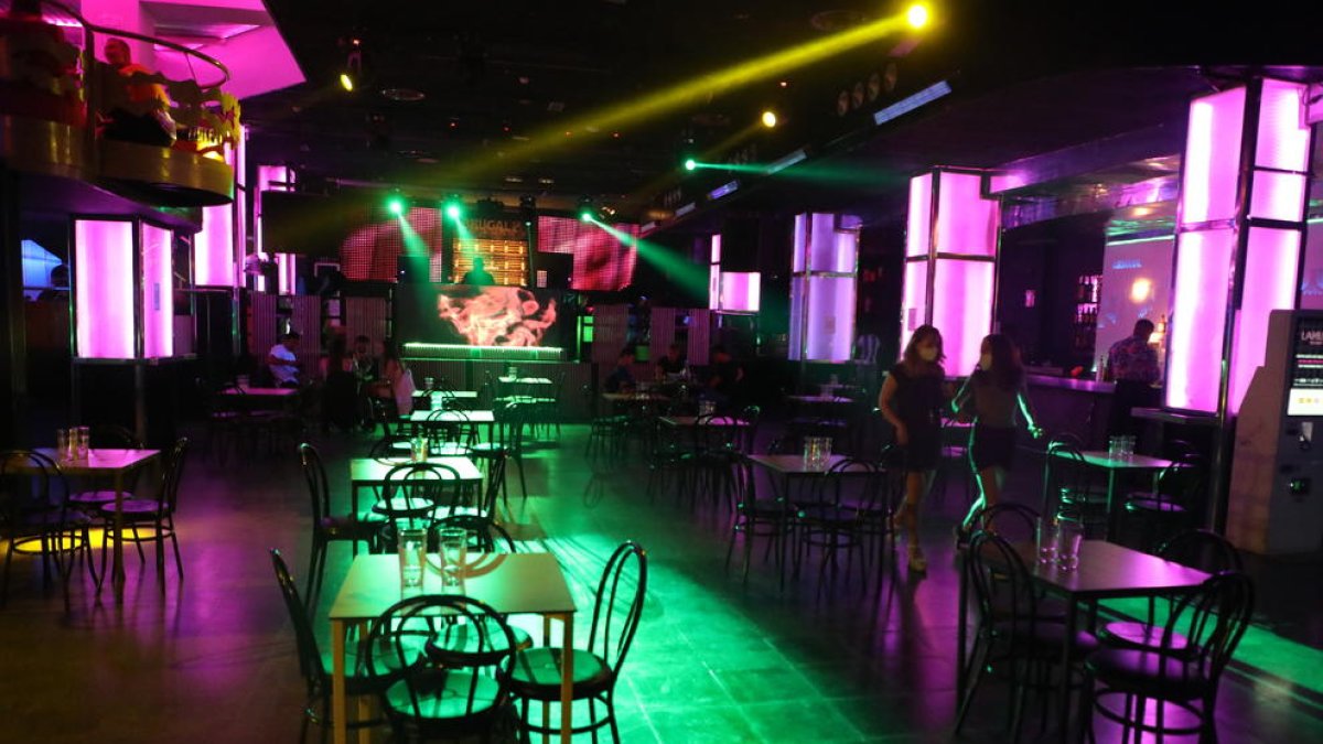 A Lleida ciutat, els locals de lleure nocturn poden obrir com a bars, com la discoteca La Nuit.