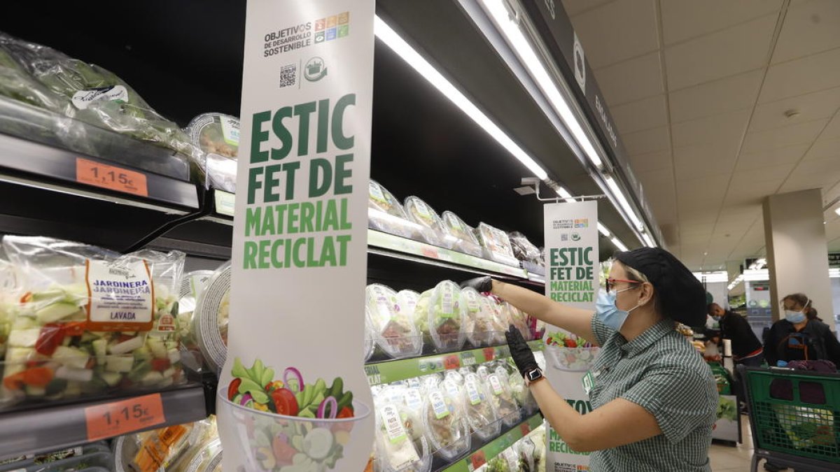 Una empleada en un establiment de Mercadona de Lleida.