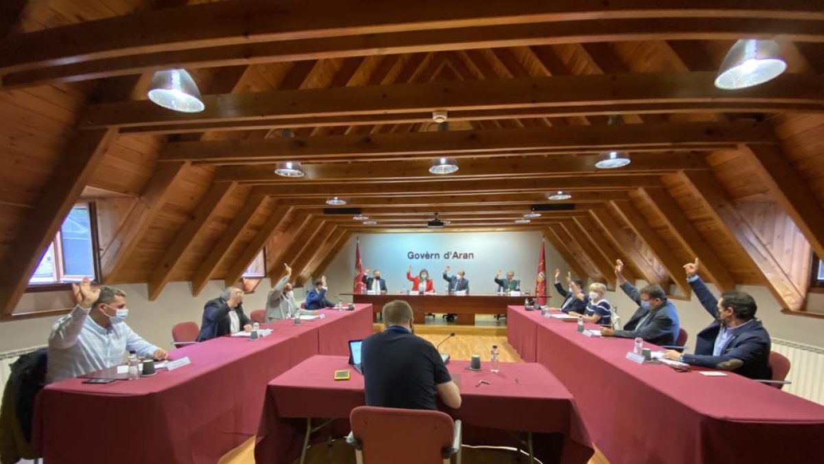 Los asistentes a la sesión plenaria del Conselh Generau d'Aran donde se ha aprobado una declaración en apoyo a la candidatura de Juegos de Invierno Pirineos-Barcelona 2030.