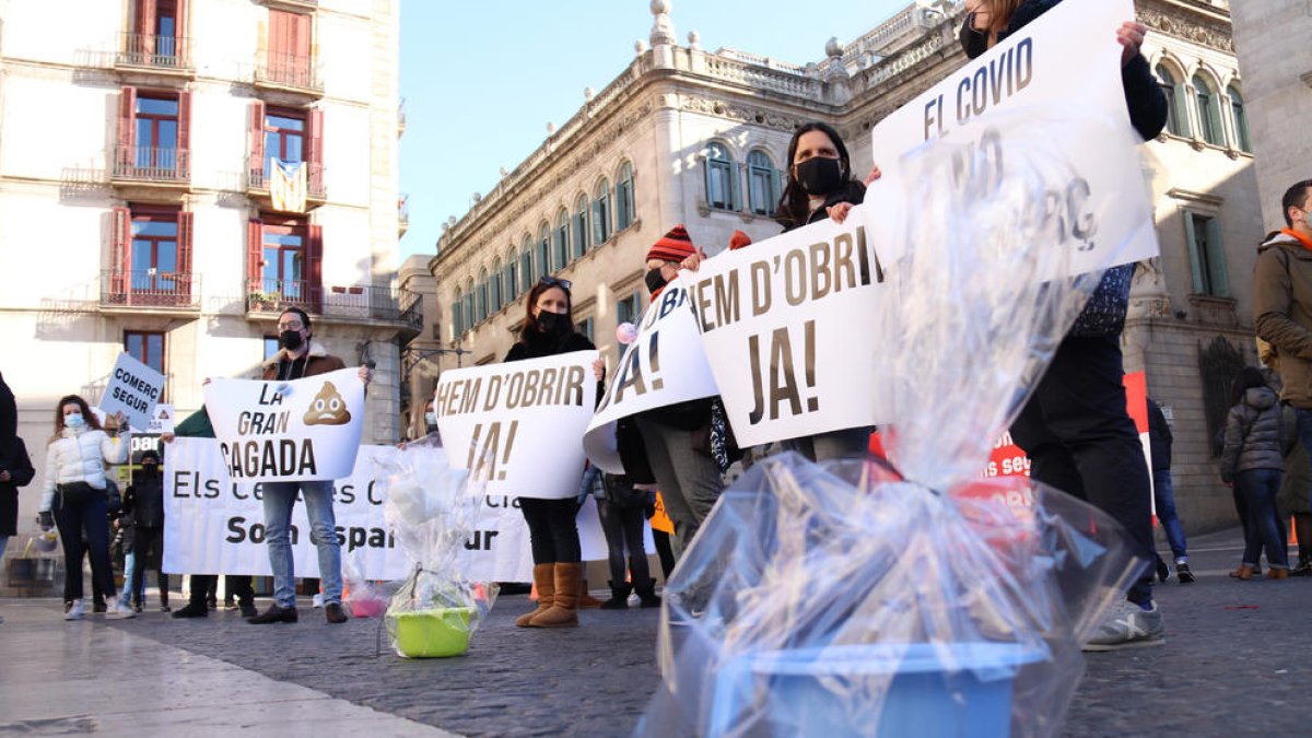 Imatge de la protesta a la plaça Sant Jaume de Barcelona amb un cubell simbòlic d’excrements.