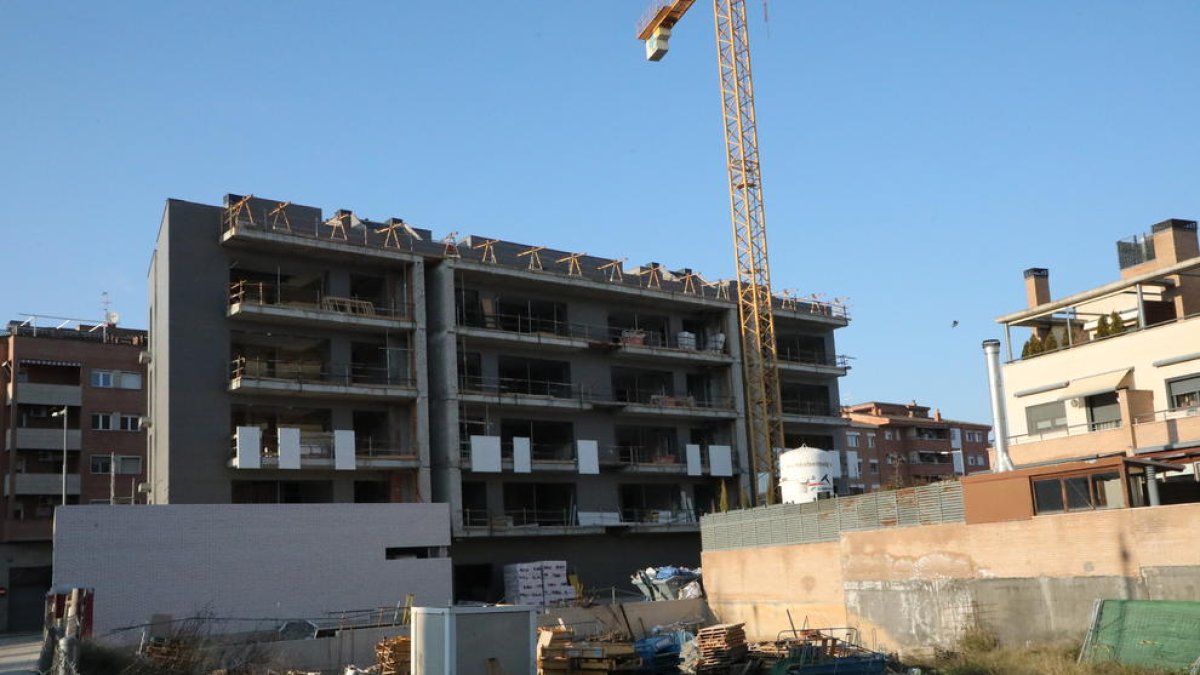 Imatge d’arxiu de nous habitatges en construcció a Lleida ciutat.