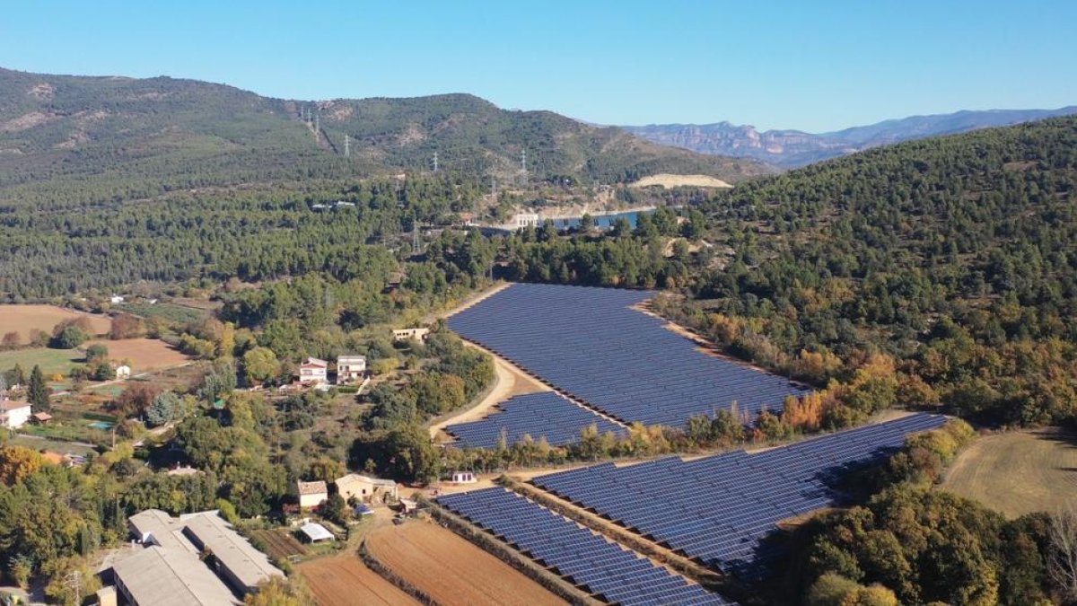 Instal·lació de panells solars al municipi de Talarn.