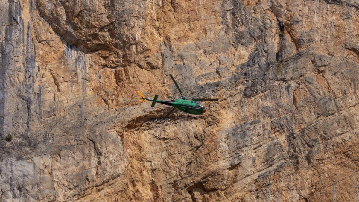 L’helicòpter durant les maniobres executades ahir a primera hora de la tarda.