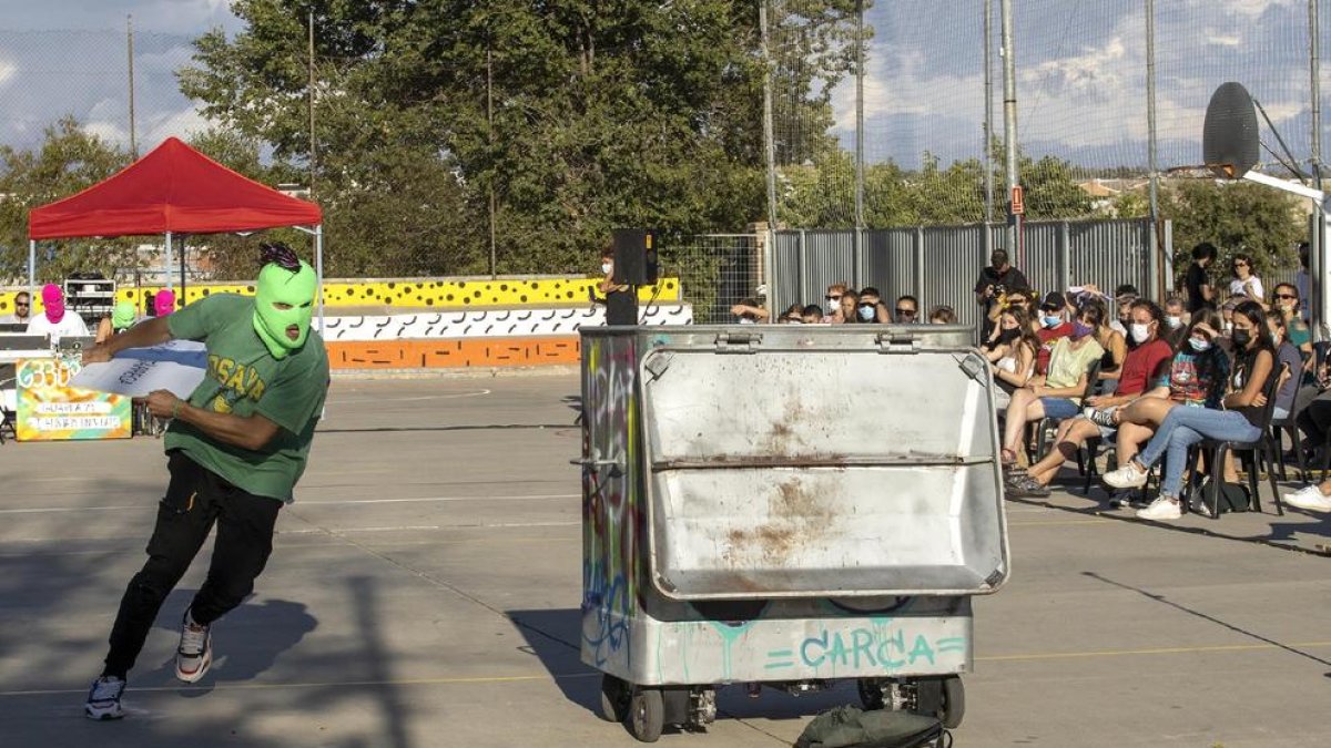 Entre la rebel·lia i la impotència - L’espectacle Container, de la jove companyia de Tàrrega Emília Gargot, mostra a l’espectador la rebel·lia i la impotència que pateixen molts joves enganxats a modes que els converteixen en éssers soli ...