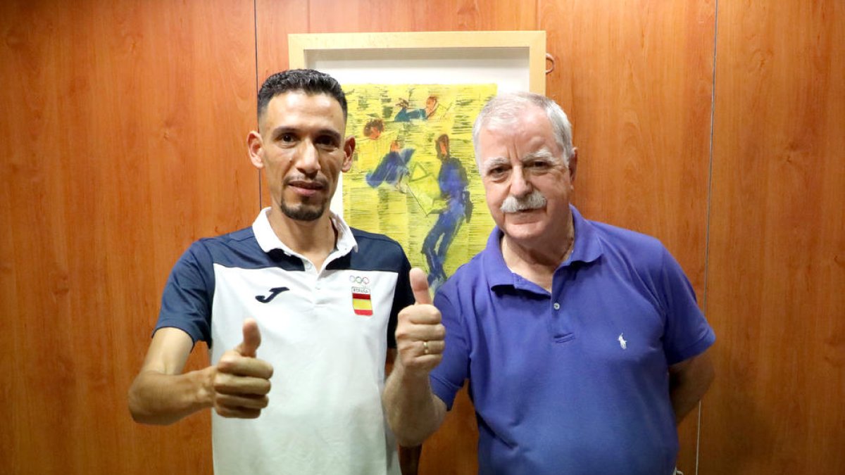 Ayad Lamdassem y su entrenador, Antonio Cánovas, ayer en las oficinas del Grup SEGRE.