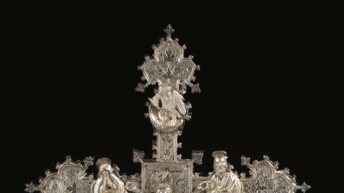 Anverso y reverso  -  La cruz procesional de plata, retirada ayer de la subasta en París, se vendía como originaria de Cervera del siglo XVI. El Cristo crucificado preside el anverso (foto de la izquierda), mientras que la Virgen con el Niño fig ...