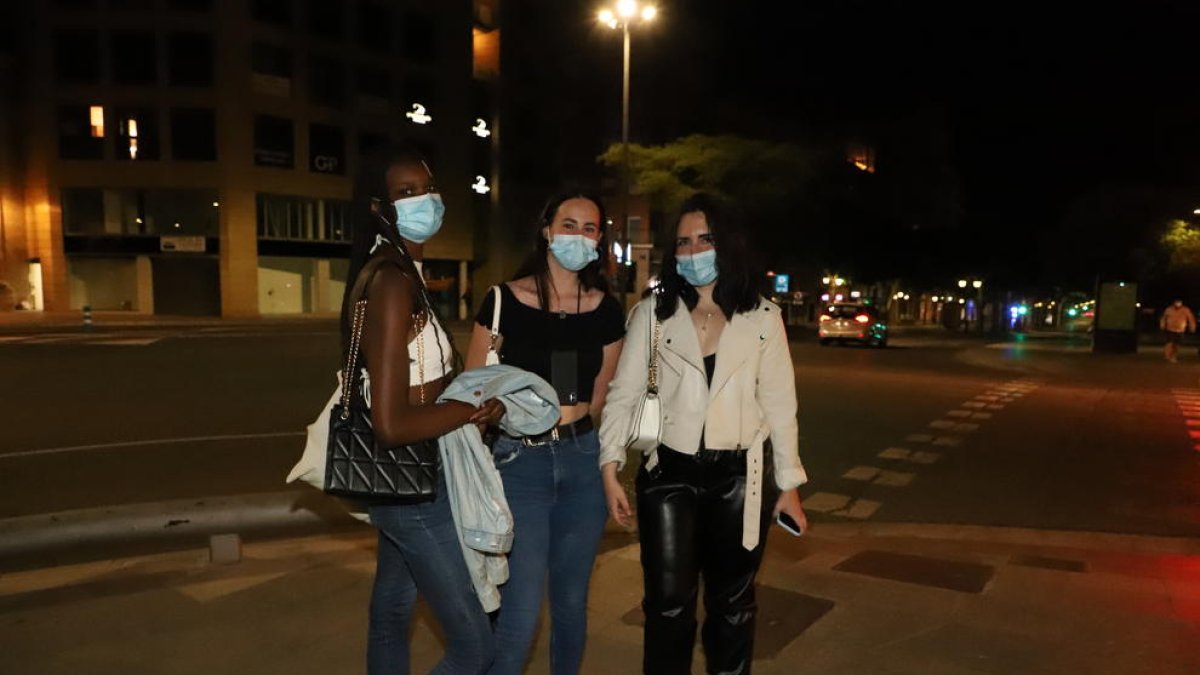 Tres amigas celebrando el fin del estado de alarma.