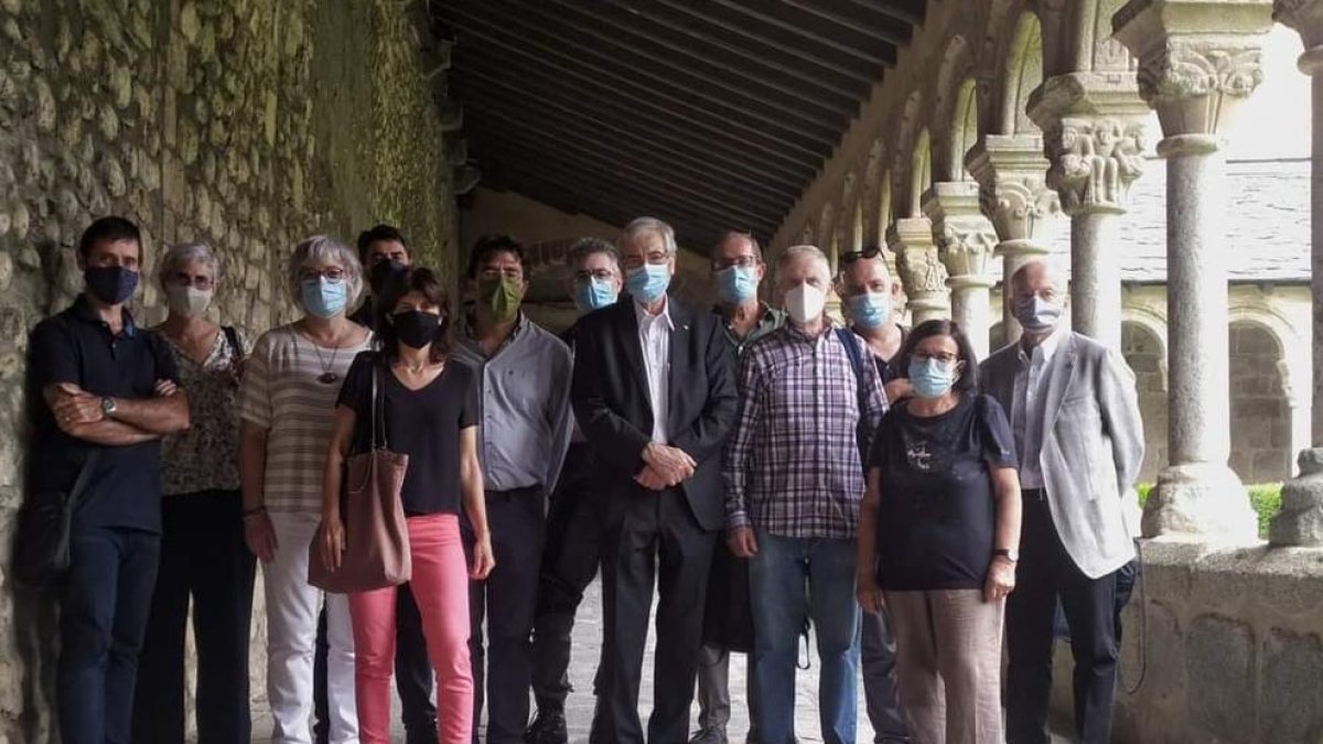 Foto de família del comitè de redacció i el comitè científic, a la catedral de Santa Maria d’Urgell.