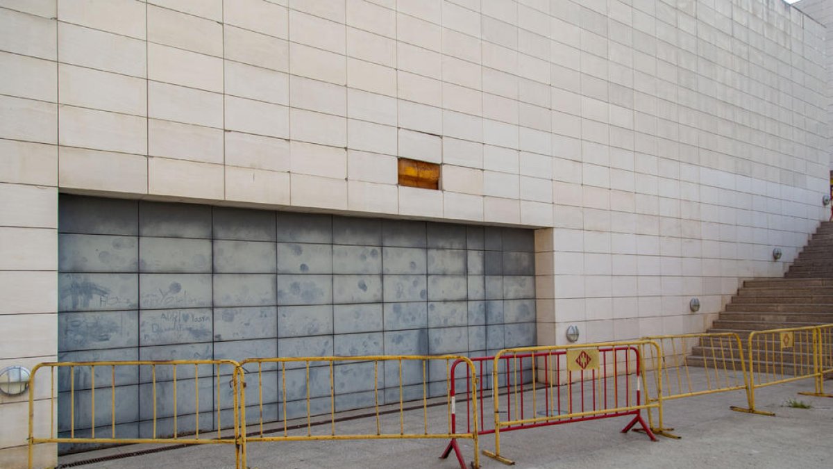 Vista ahir d’una de les façanes del Museu de Lleida que es reformaran, amb tanques protectores.