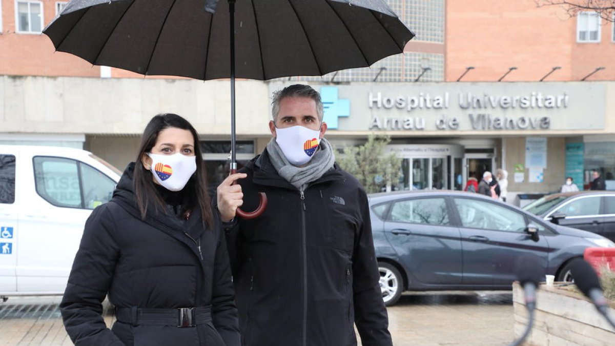 Inés Arrimadas y Jorge Soler, ayer frente al Arnau de Vilanova.