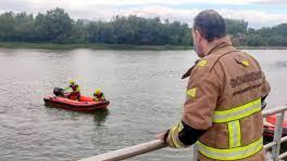 Los Bomberos suspenden el operativo de búsqueda subacúatico del niño desaparecido en el Ebro