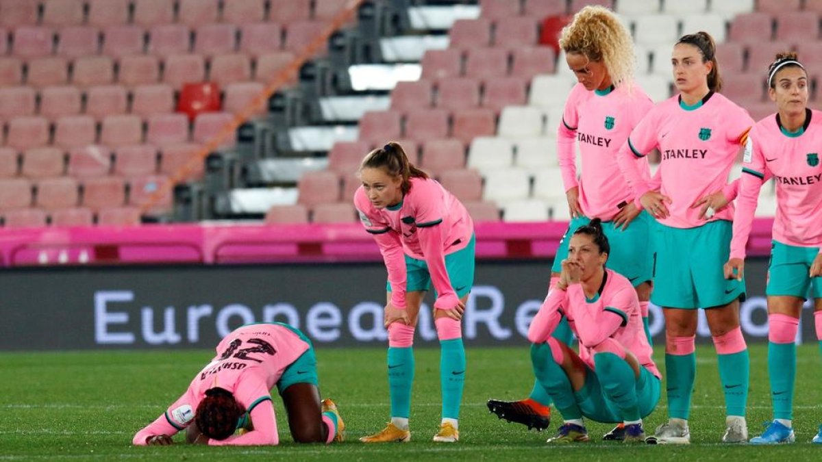 Les jugadores del Barça lamenten l’eliminació davant d’un Atlètic més encertat en els penals.