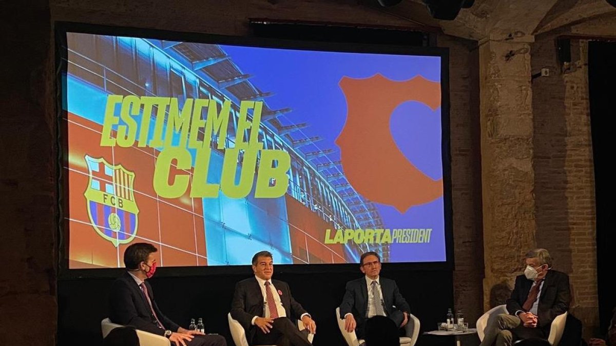 Joan Laporta, amb membres del seu equip, ahir durant la presentació del programa econòmic.