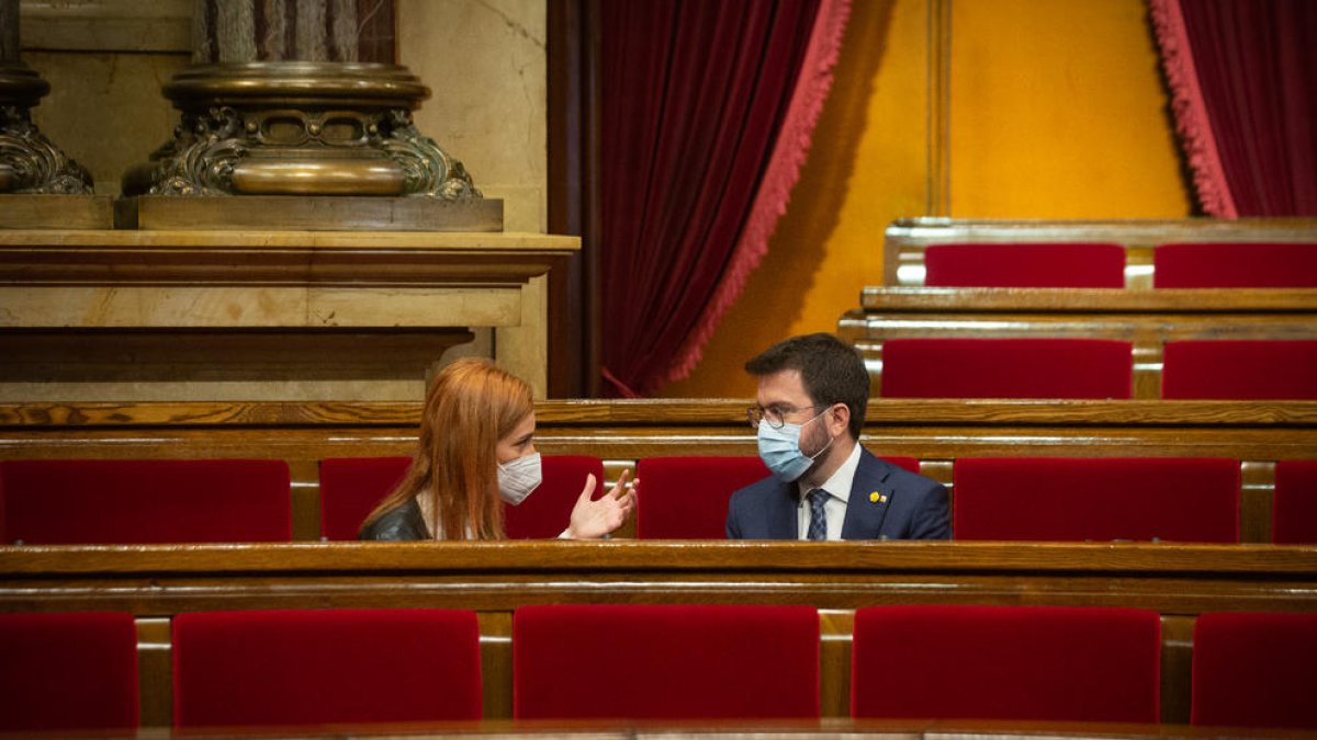 Aragonès con la líder de los “comuns”, Jéssica Albiach, ayer.