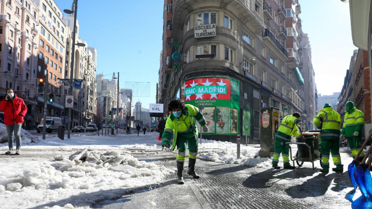 Operaris treballaven ahir a netejar els carrers de Madrid.