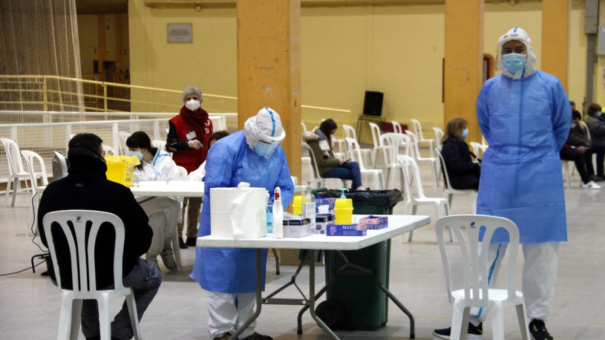 El cribado masivo con tests de antígenos en los Pabellones Feriales de Mollerussa para las personas a las que les ha tocado estar en una mesa electoral el 14-F.