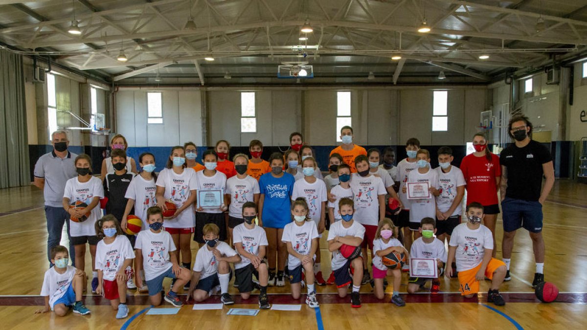 Jugadors de la base del CBF Lleida, que ahir va posar punt final al Campus d’Estiu.