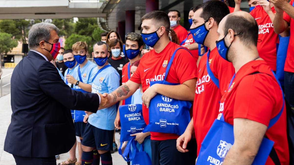 El Barça Genuine, un equip amb diversitat funcional - El nou projecte de la Fundació Barça va començar ahir amb una sessió d’entrenament en què van participar 50 nois i noies de més de 16 anys amb diversitat funcional. Van ser rebuts pel p ...