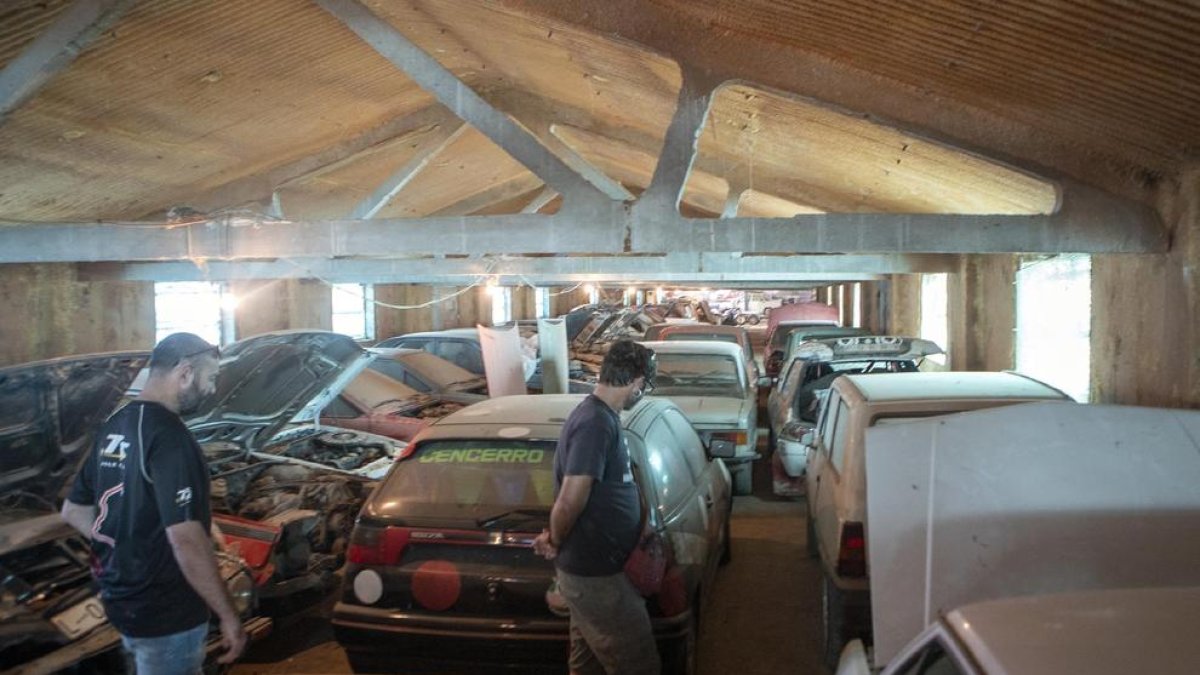 Josep Vilaplana en el almacén donde guarda los coches que colecciona. 