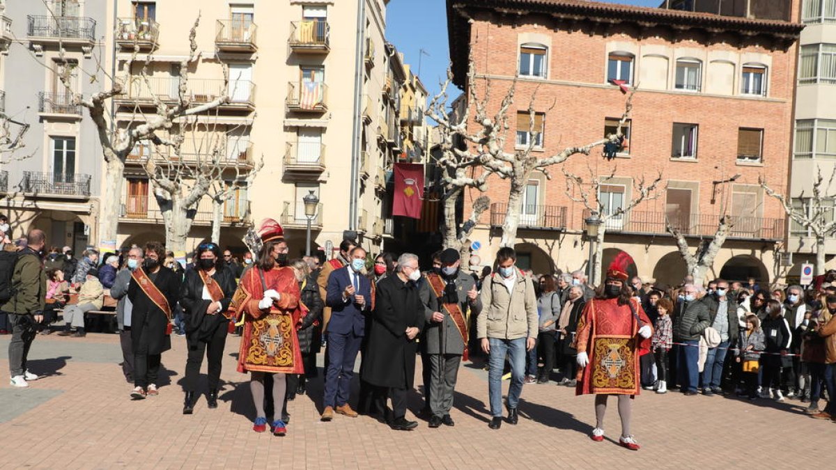 La corporación, junto al obispo Joan Enric Vives, iniciaron la jornada con una visita al santuario del Sant Crist.