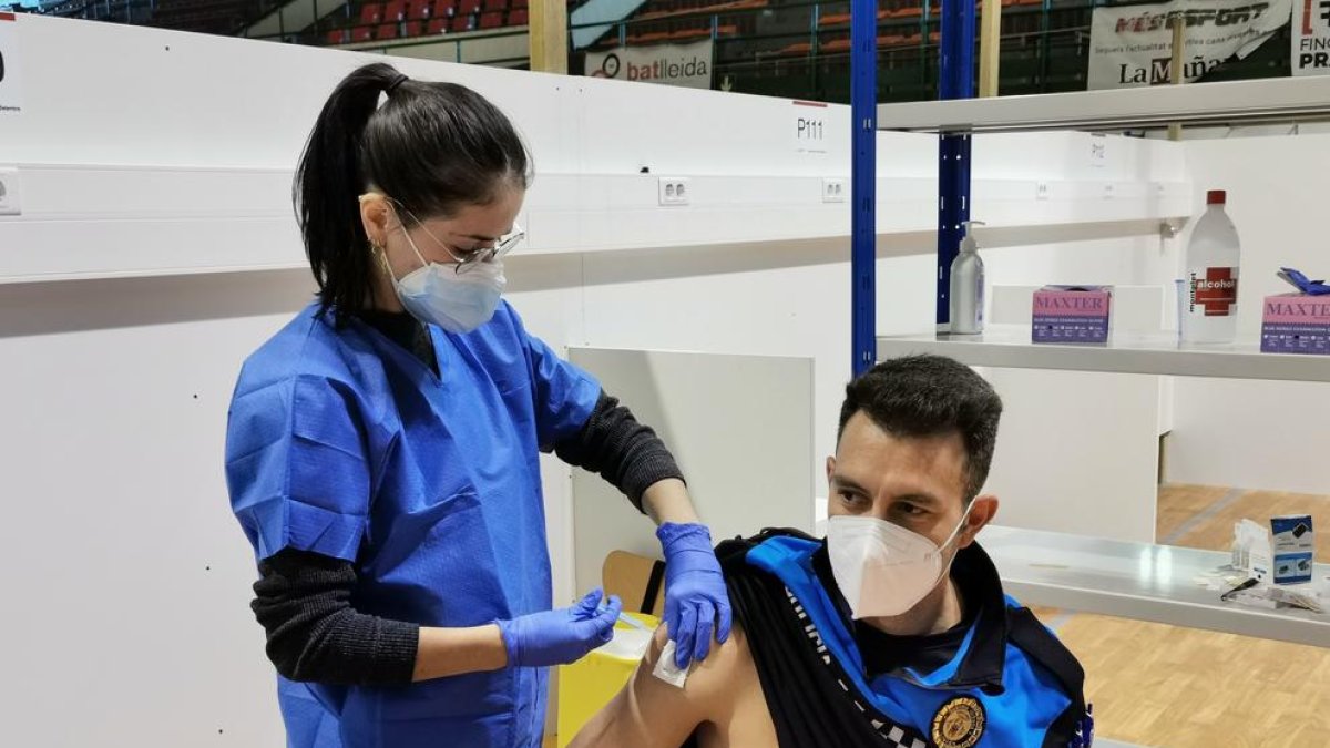 Una enfermera administra la vacuna a un agente de la Guardia Urbana de Lleida.