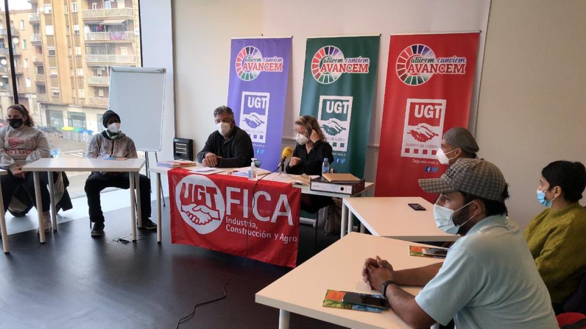 Perelló y Buil, dirigentes de UGT-FICA, con trabajadores del matadero de Mollerussa, ayer en Lleida.