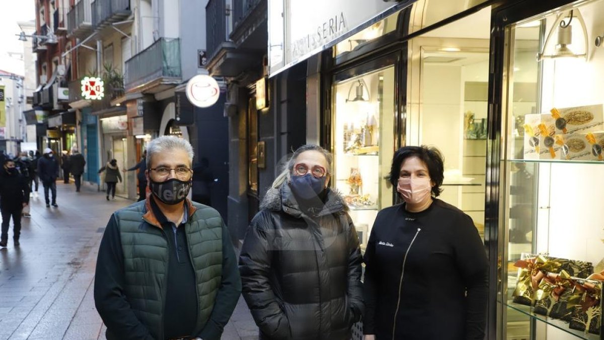 Llorenç Gonzàlez, Pilar Rodríguez i Marta Llinás, comerciants de l'Eix de Lleida, ahir.