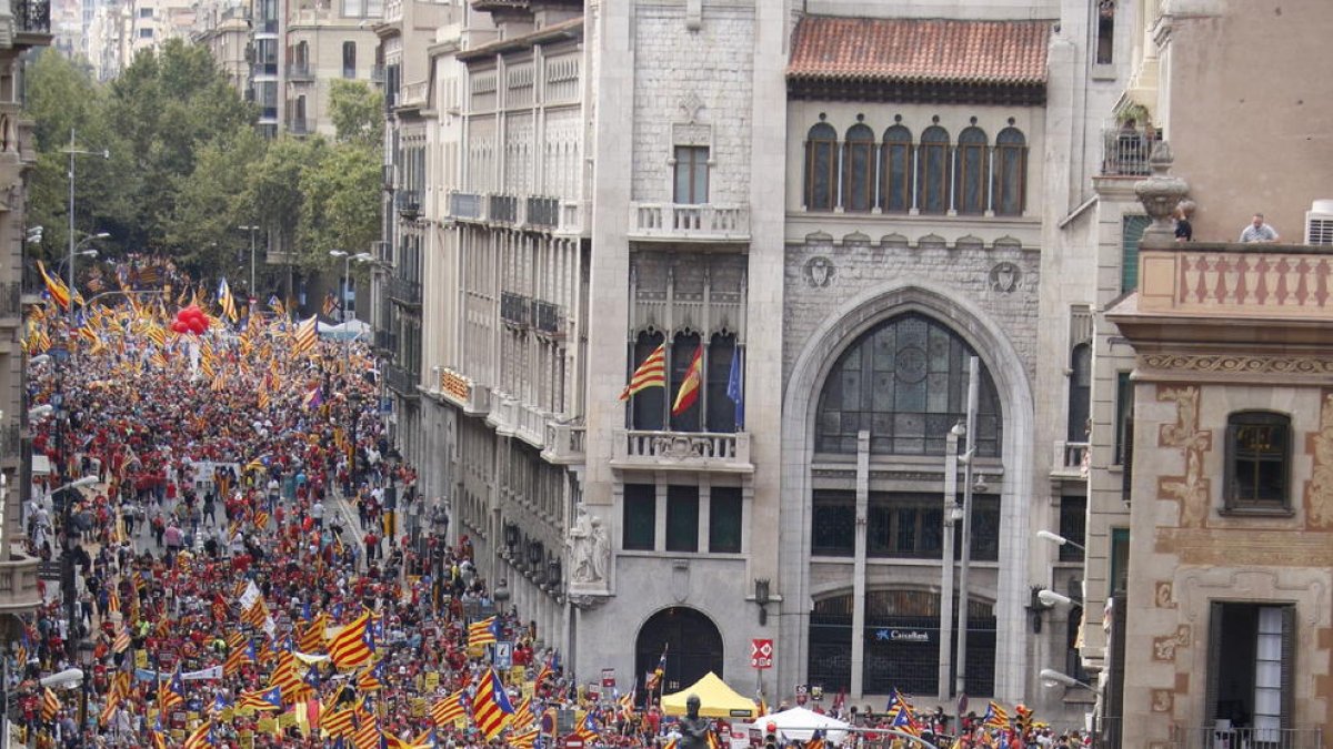 Inicio de la manifestación independentista de la Diada, ayer, en la Via Laietana de Barcelona.